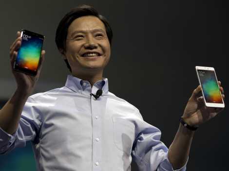 Il CEO di Xiaomi con i prodotti di punta dell'azienda cinese